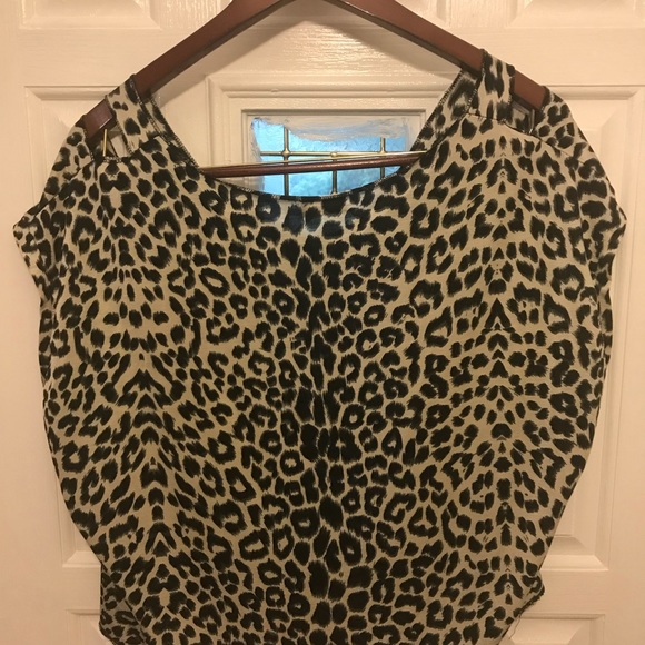 Blouse 💕 - Picture 2 of 2